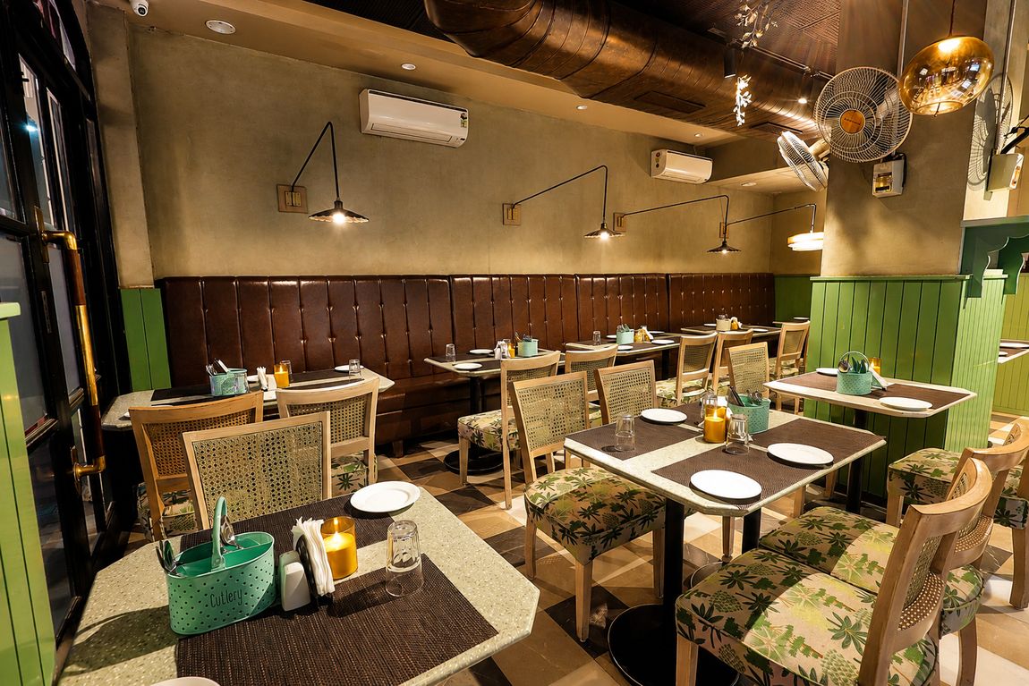 Café Vagabond leather booths